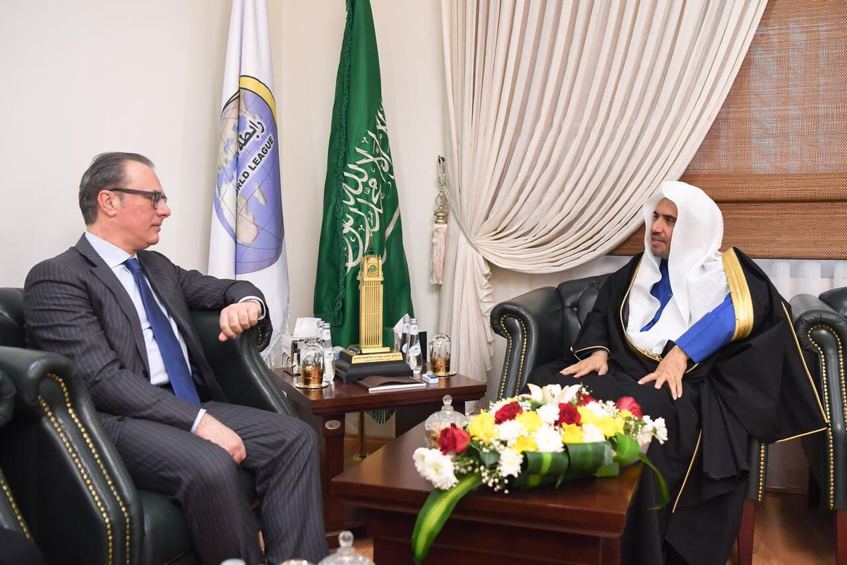 Le Secrétaire Général de la L.I.M recevant ce matin dans son bureau de Riyadh l'Ambassadeur de la République italienne
