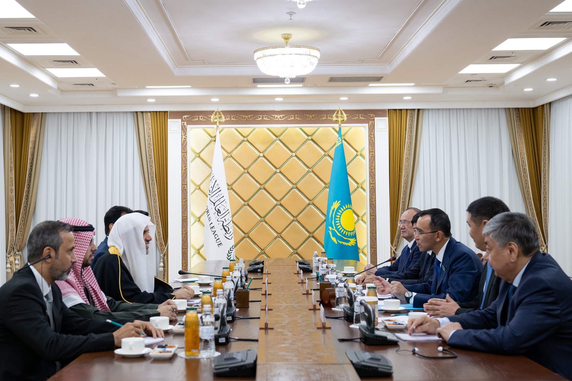 El Secretario General de la Liga del Mundo Islámico, Presidente del Consejo de Ulemas, el Sheij Mohammed Al-Issa, fue recibido por el Parlamento de Kazajistán, en su sede de la capital, Astaná.