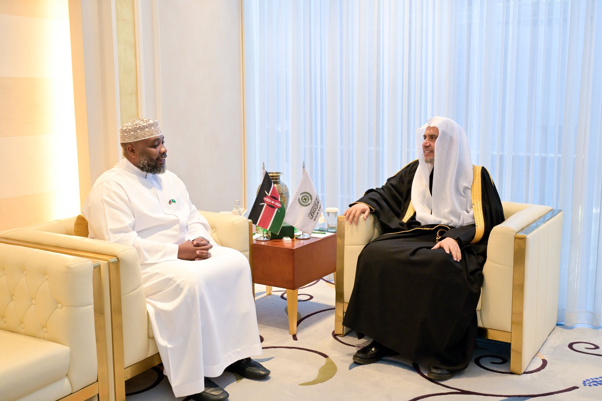 El Sheij Mohammed Al-Issa se reunió con el Embajador de la República de Kenia ante el Reino de Arabia Saudí, el Sr. Mohamed Ramadhan Ruwange
