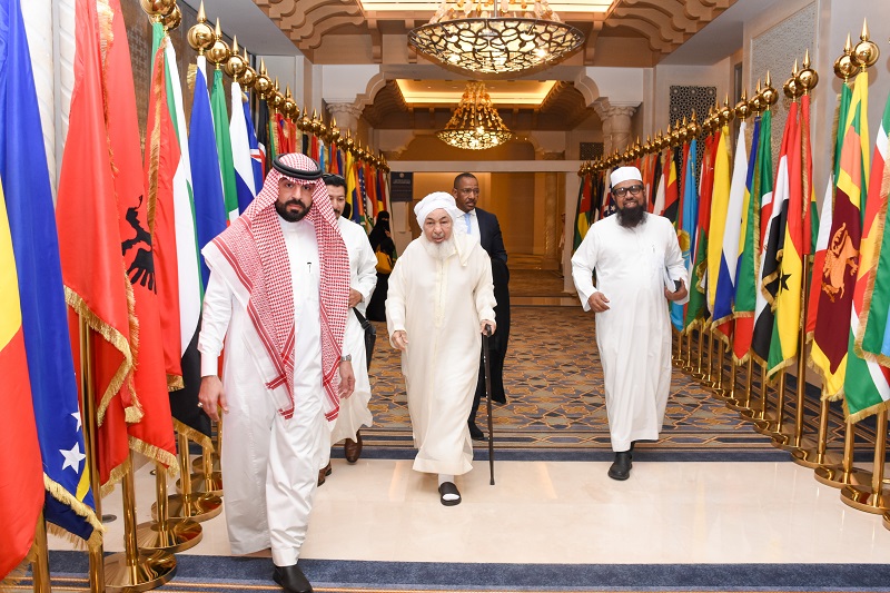 L’arrivée des hautes personnalités à la réunion du Haut-Conseil de la Ligue Islamique Mondiale.