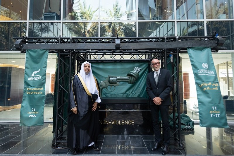 Dengan partisipasi SekrJen, Presiden Asosiasi Ulama Muslim, Dr. MohamadAlIssa & Ketua Majelis Umum PBB: LigaMuslimDunia, PBB dan delegasi dari Kerajaan Swedia merayakan pembukaan "pistol yang diikat" di kantor cabang LMD di Riyadh.