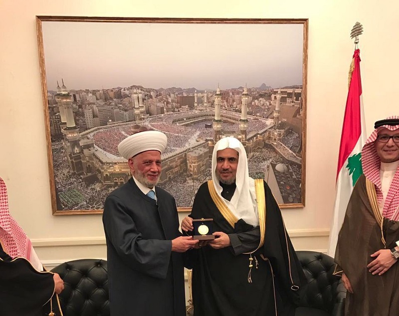 His Eminence the Mufti of Lebanon hands His Excellency the Secretary-General the medal of Dar al-Fatwa in Lebanon, praising Dr. Al-Issa’s speech at the cultural-spiritual meeting held in Lebanon.