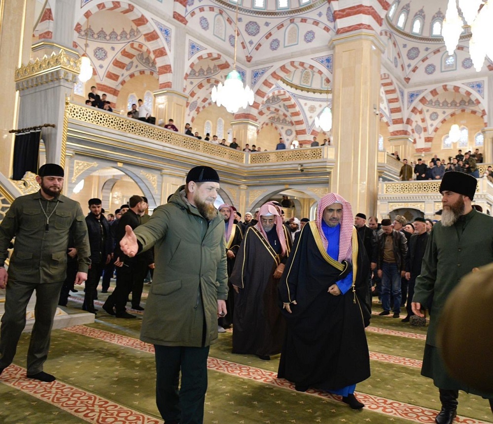 محترم چیچن صدر شیخ ڈاکٹر محمد العیسی کو دار الخلافہ  گروزنی کی جامع مسجد میں عالم اسلام کے علماء ومفتیان کی موجودگی میں خطبۂ جمعہ سے خطاب کی دعوت دے رہے ہیں