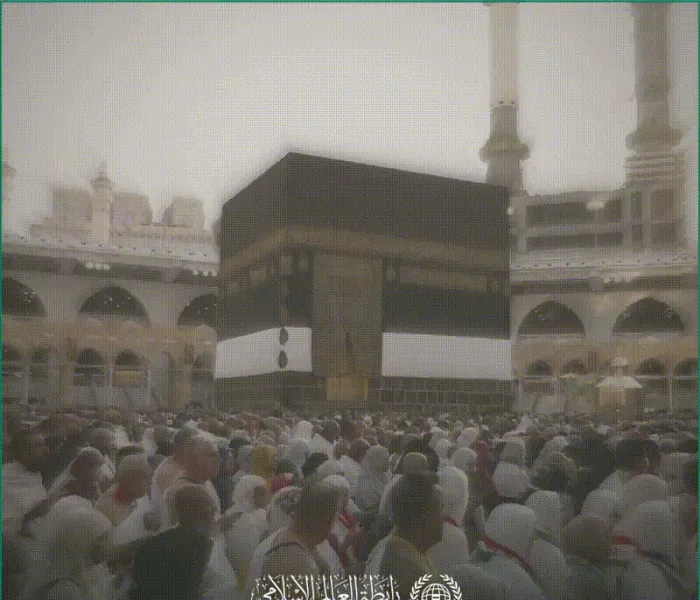 من مشارِق الأرض ومغارِبها، يجتمعُ المسلمون في أعظم مشهدٍ للوحدة الإيمانية: ربٌّ واحدٌ .. وقِبلةٌ واحدةٌ .. ودعاءٌ واحدٌ.