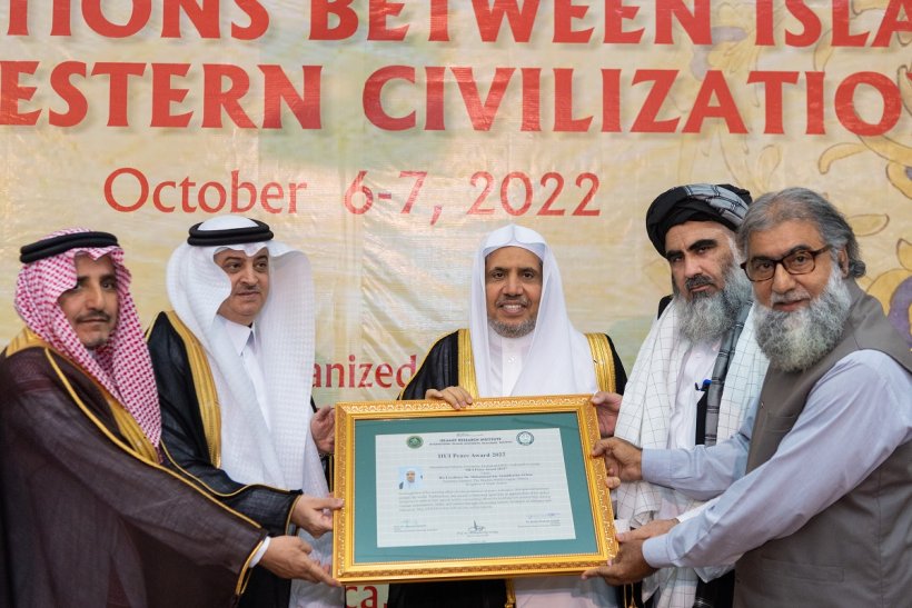  د. العيسى يتسلم جائزة السلام الديني "اعترافاً بإسهاماته في احتواء المعلومات الخاطئة عن الإسلام"