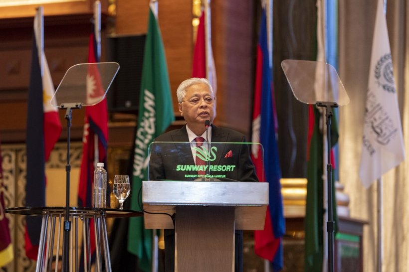 رئيس وزراء ماليزيا وأمين عام رابطة العالم الإسلامي يفتتحان أعمال "مؤتمر علماء جنوب شرق آسيا" في كوالالمبور