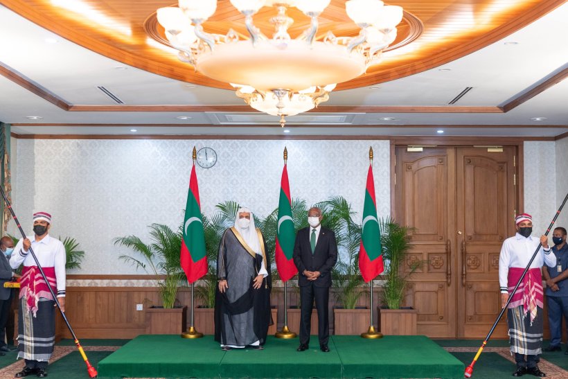 جمہوریہ مالدیپ کے صدر جناب ابراہیم صالح نے ڈاکٹر محمد العیسی کو اسلامی اتحاد اوردنیا میں ہم آہنگی اورامن کے فروغ کے لئے انکی خدمات کے اعتراف میں جمہوریہ کے اعزازی تمغہ سے نوازا