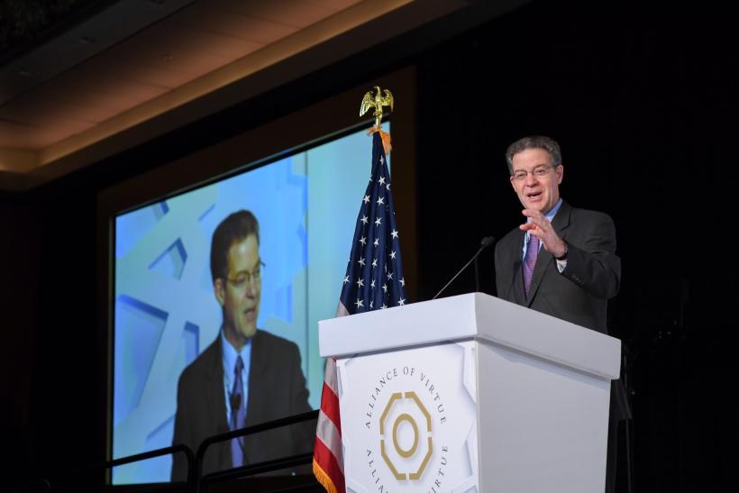 السفير الأمريكي لشؤون حرية الأديان يلقي كلمته في المؤتمر