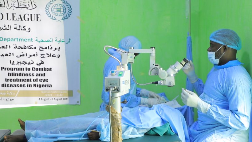 تُنفّذُ رابطة العالم الإسلامي‬⁩ مشروعاتٍ طموحةً لمكافحة أمراض العمى في أفريقيا