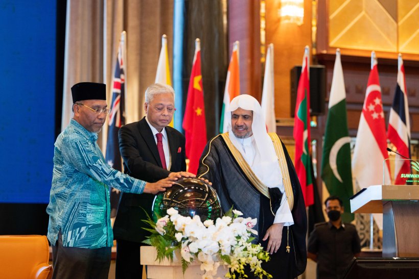 دولة رئيس وزراء ماليزيا، مفتتحاً “مؤتمر علماء جنوب شرق آسيا”: ‏نشعر بالفخر لاختيار رابطة العالم الإسلامي‬⁩ ماليزيا دولةً مضيفةً للمؤتمر