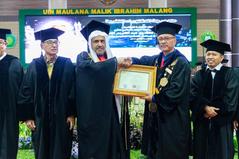 HE Dr. Mohammad Alissa was awarded an honorary doctorate from the Maulana Malik Ibrahim State Islamic University