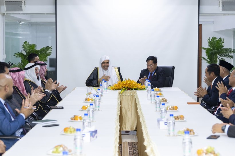 At the Islamic Center in Phnom Penh, Cambodian Islamic leaders commended Dr. Mohammad Alissa’s efforts promoting religious harmony in diverse societies, an undertaking that has helped Muslim minorities there.