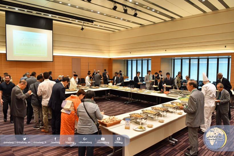 معالي الأمين العام في حوار مطول ومهم مع برلمانيين يابانيين ، محتفين في نهاية اللقاء بمعاليه على مأدبة غداء.
