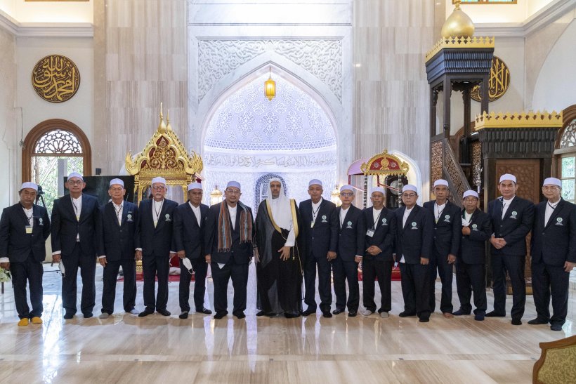H.E. met with eminent sheikhs and imams and exchanged conversations of common interest with them