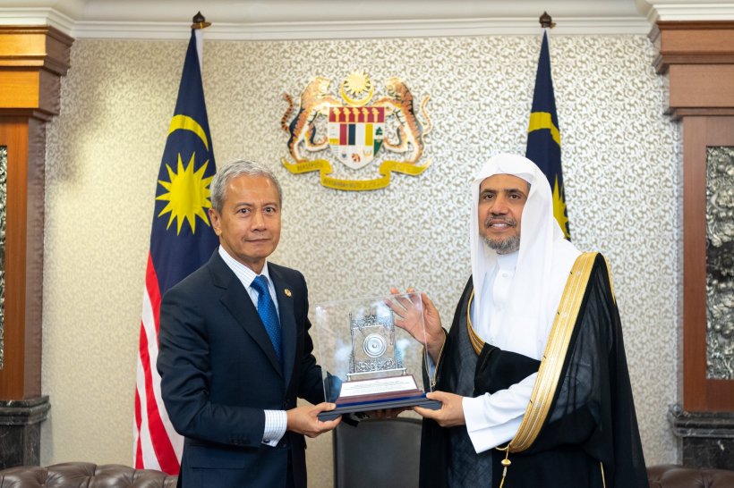 Malaysian Speaker of Parliament, Dato' Azhar Azizan, met  Dr. Al-Issa