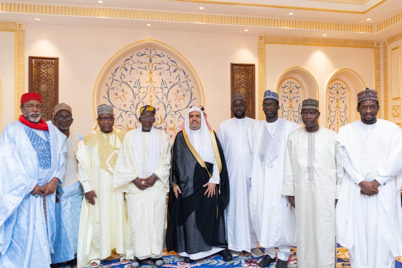 رئيس هيئة علماء المسلمين يلتقي في مقر الأمانة العامة بسماحة رئيس الاتحاد الإسلامي الإفريقي