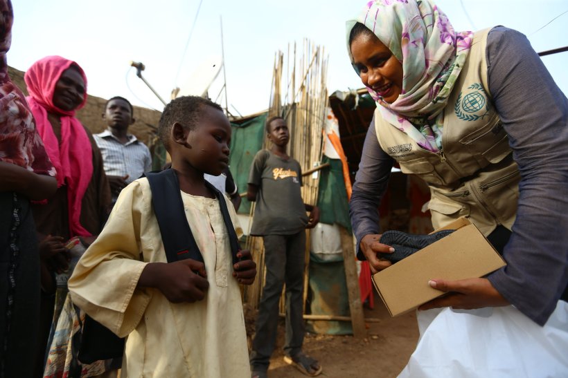 انطلاق الحملة الأولى من البرامج الإغاثية والغذائية في السودان