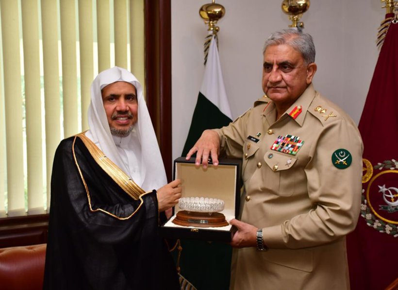 قائد الجيش الباكستاني محتفياً بجهود الدكتور محمد العيسى في مواجهة الإسلاموفوبيا.