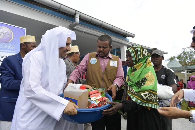 Sheikh Dr. Al-Issa overseeing the distribution of food baskets to the needy