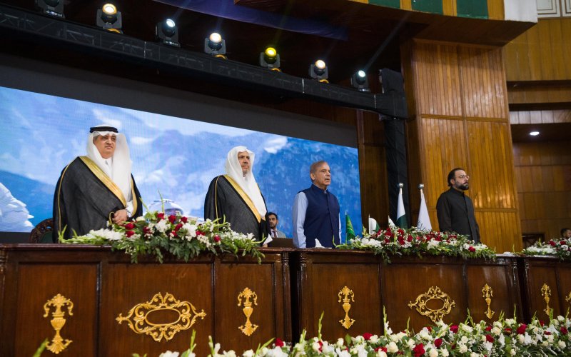 Perdana Menteri Pakistan Yang Mulia, Tuan Muhammad Shehbaz Sharif, dan Yang Mulia Sekjen LMD Syekh Dr. Mohammed Alissa, menghadiri acara penutupan penghargaan untuk para pemenang Kompetisi Tahunan Hafalan Al-Qur’an bagi anak-anak dibawah usia sepuluh tahun