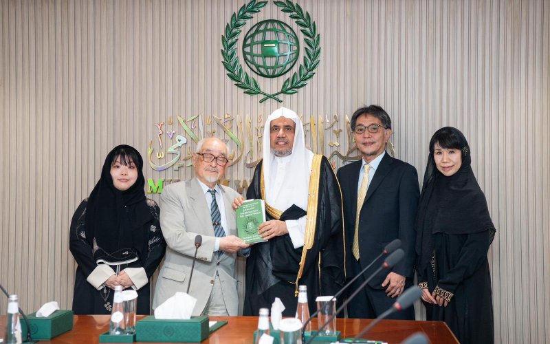 His Excellency the Secretary-General, Sheikh Dr. Muhammad Al-Issa, met in his office in Riyadh this afternoon, with a delegation from the Motoko Katakura Foundation for Desert Culture in Japan, headed by Mr. Kunio Katakura.