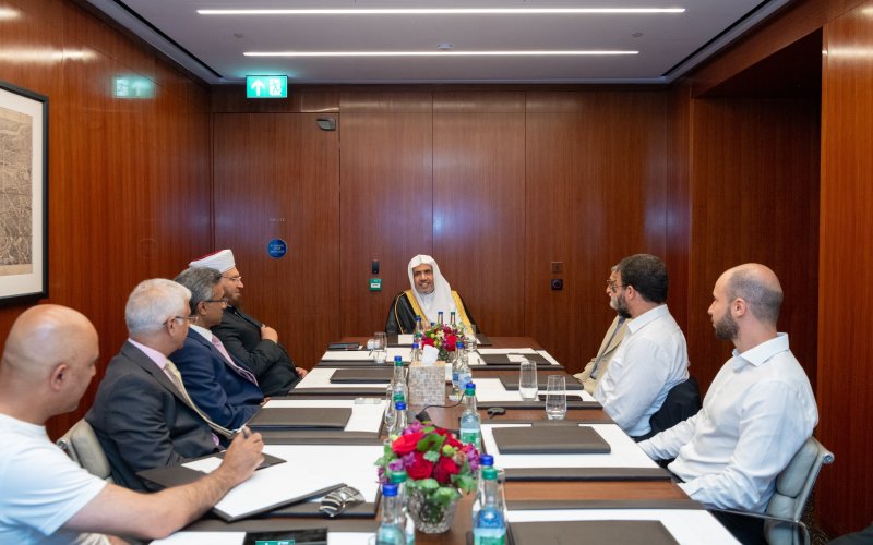In London, His Excellency Sheikh Dr. Mohammed Alissa, Secretary-General of the Muslim World League (MWL) and Chairman of the Organization of Muslim Scholars, convened a meeting with British Islamic leaders.