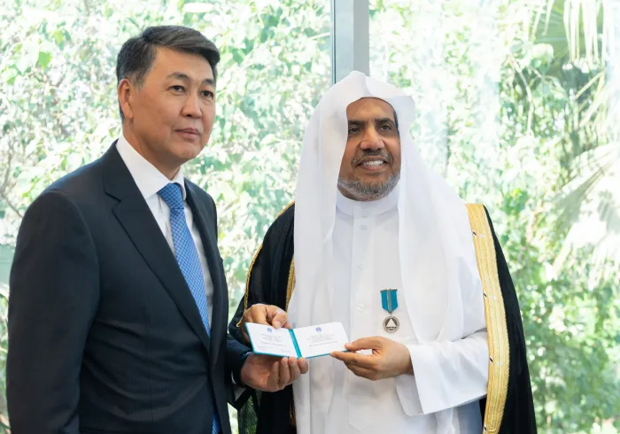 L’Ambassadeur du Kazakhstan en au Royaume d’Arabie remet à #MohammadAlissa la Médaille d'honneur de la Conférence des responsables religieux pour ses