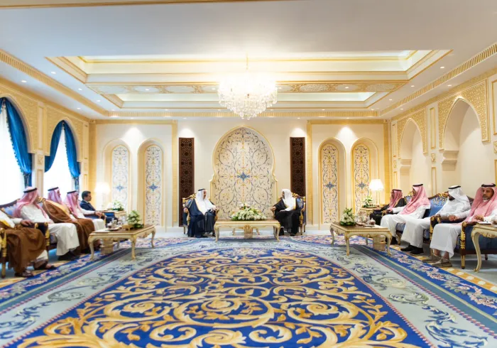 Yang Mulia Sekretaris Jenderal LMD, Ketua Asosiasi Ulama Muslim Syekh Dr.Mohammad Alissa , bertemu dengan Ketua Diwan Wakaf Sunni di Irak, prof. Dr. Mishaan Al-Khazraji, dan delegasi pendampingnya, di kantor pusat LMD di Makkah.