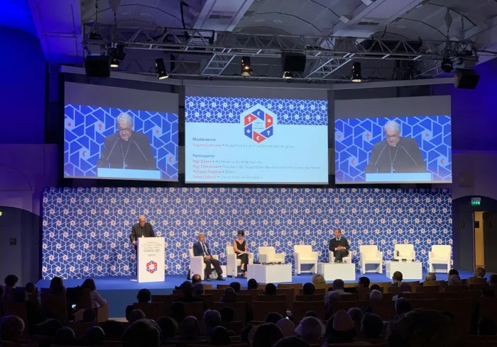 Mgr Gérard Defois aborde l'importance des textes sacrés lors de la table ronde de cet après-midi au CIP2019 : "Nos textes sacrés sont notre moyen de transmettre la sagesse de nos ancêtres, mais nous devons constamment actualiser notre compréhension de ceux-ci". Paixet Solidarité