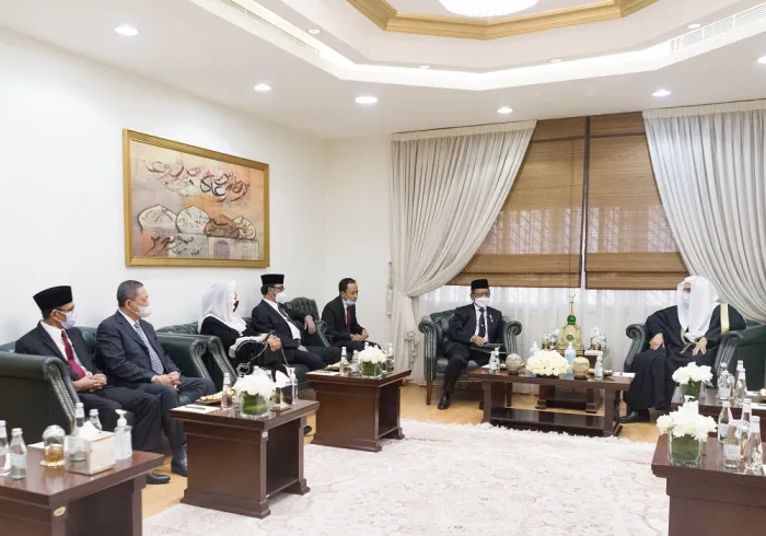استقبل معالي الشيخ د. محمد العيسى‬⁩ معالي وزير التنسيق للشؤون السياسية والقانونية والأمنية بجمهورية إندونيسيا‬⁩ الأستاذ محمد محفوظ ووفداً مرافقاً من قيادات الجمعيات الإسلامية