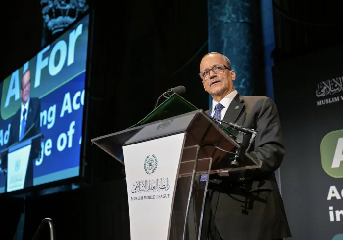 معالي السيد إسماعيل ولد الشيخ أحمد، الأمين العام لمنظمة التعاون الإسلامي، مُلقيًا كلمته في الجلسة الافتتاحية لفعالية الرابطة: "الذكاء الاصطناعي للجميع بمحاوِرِها المتعددة"