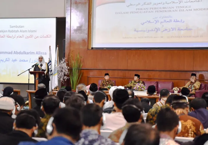 خلال المؤتمر الدولي للجامعات الإسلامية وتعزيز الفكر الوسطي في جاكرتا