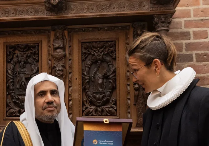 سیاسی،فکری اور مذہبی رہنماؤں سے ملاقاتوں کے سلسلے میں،شیخ ڈاکٹر محمد العیسی کو ڈنمارک کے شاہی خاندان کے دفن کے لئے مختص تاریخی روز کیتھیڈرل چرچ کی میزبانی