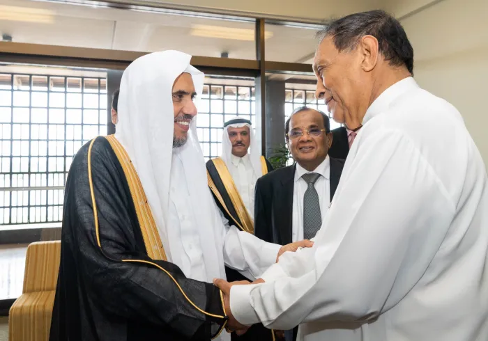 Le Président du Parlement sri lankais célèbre la venue du Secrétaire général de la Ligue Islamique Mondiale au Parlement où il a loué sa visite en cette période qui aide à l’harmonie nationale suite aux attentats qui ont touché le pays.