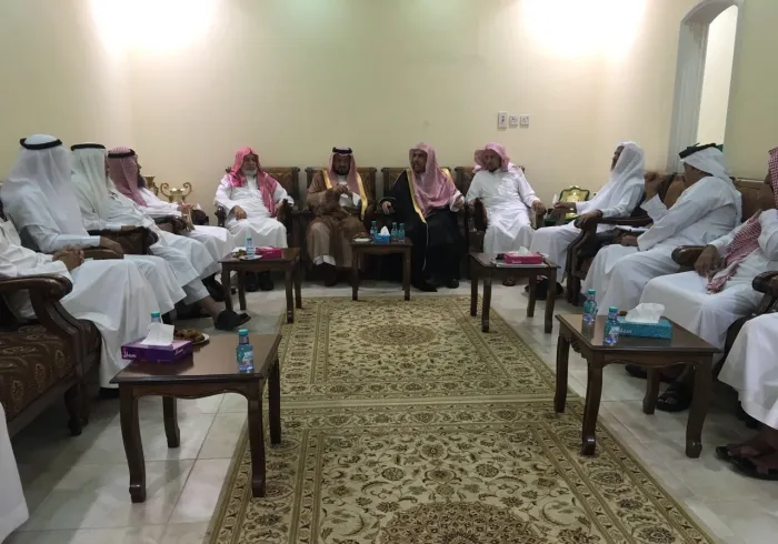 معالي أمين الرابطة ملتقياً ظهر اليوم بمقر هيئة الإغاثة بالرياض بعض مسؤولي الهيئات الأخرى من أصحاب السمو والفضيلة والمعالي والسعادة.