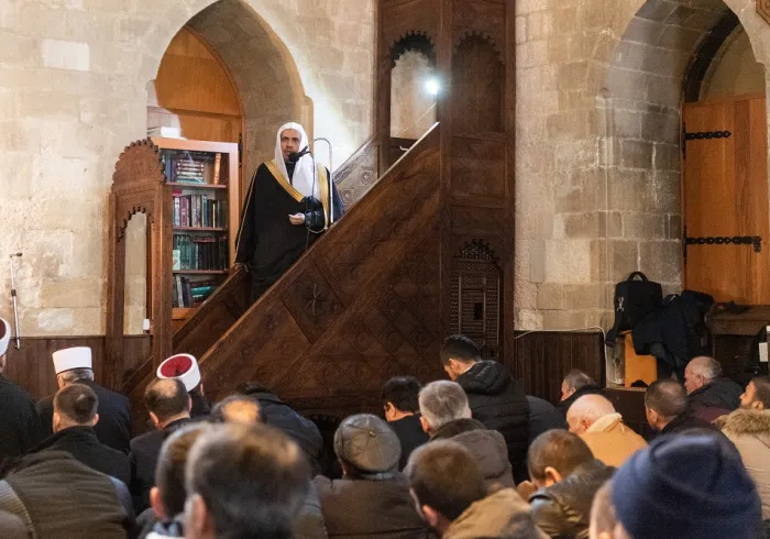 Mohammad Alissa faisant le sermon du Vendredi à Belgrade en Serbie où les fidèles ont fait part de leur joie quant à son sujet qui contenait des directives pour l’ensemble des minorités islamiques.