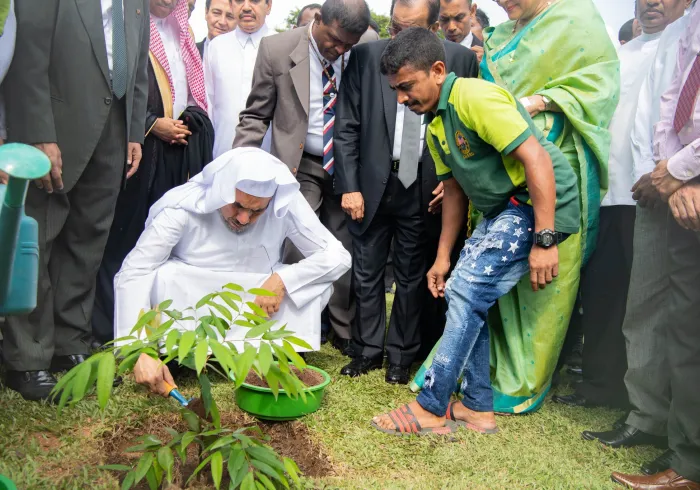La Charte de La Mecque souligne l'importance de protéger la planète et le droit des générations futures de vivre dans un environnement sain. L'année dernière, au Sri Lanka , Mohammad Alissa s’est joint à des dirigeants pour planter des arbres et promouvoir la durabilité. 
