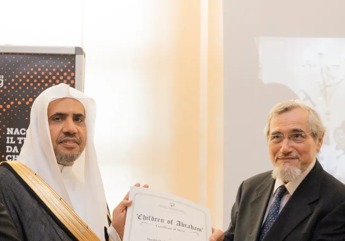 Lors d’une cérémonie officielle: L’école italienne Florence pour le dialogue remet au D.Mohammad Alissa le diplôme du mérite international pour le dialogue et le gouverneur de Rimini lui a remis la médaille de la ville. Parmi les raisons pour lesquelles le D.Mohammad Alissa a reçu le diplôme du mérite pour le dialogue international: «Son travail pour la coopération et la promotion du dialogue entre les adeptes des religions pour servir l’humanité.