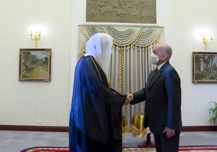 کمبوڈیا کے بادشاہ جناب نورودوم سیہامونی، شیخ ڈاکٹر محمد العیسی کااستقبال کررہے ہیں