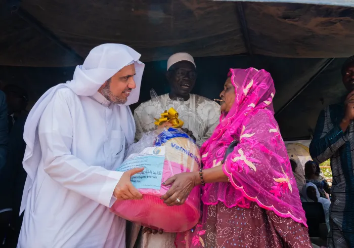 براعظم افریقہ میں رابطہ عالم اسلامی کے انسانی پروگراموں کے ضمن میں عزت مآب شیخ ڈاکٹر محمد العیسی نے ڈاکار کے مضافات میں فوری ریلیف کا آغاز اور سینیگالی شہر کولڈا کی طرف ہنگامی قافلہ روانہ کیا ۔