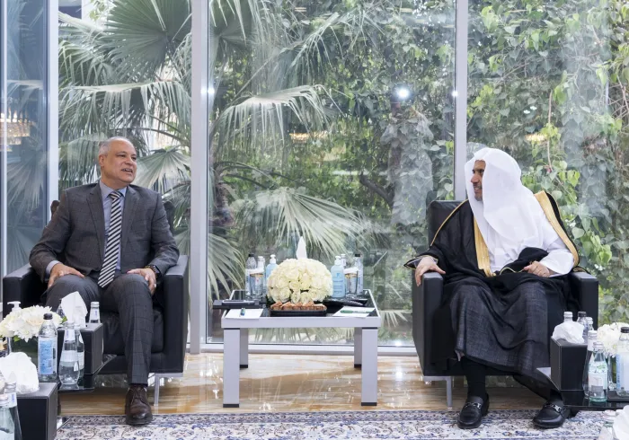 شیخ ڈاکٹر محمد العيسى نے ہائی کمشنر کے مشیر اوراقوام متحدہ کے ہائی کمشنر برائےمہاجرین کے نمائندے جناب خالد خلیفہ کا استقبال کیا۔ملاقات میں دنیا بھر میں مہاجرین اور پناہ گزینوں کے بارے میں پیش رفت اور دونوں تنظیموں کے درمیان موجودہ اورمستقبل کے متعدد منصوبوں پرتبادلۂ خیال ہوا۔