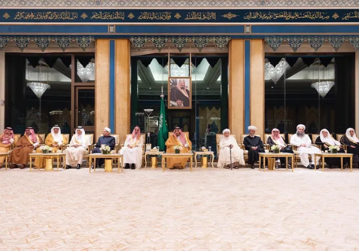 خادم حرمین شریفین رابطہ عالم اسلامی کی کانفرنس میں شریک امت مسلمہ کے نامورعلمائے کرام سے ملاقات اور ان سے  مکہ مکرمہ دستاویز وصول کررہے ہیں