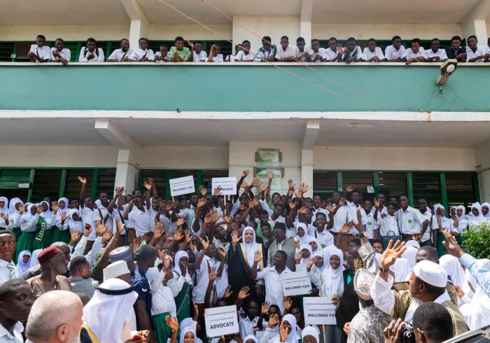 شیخ ڈاکٹر محمد العیسی کی سربراہی میں رابطہ عالم اسلامی کے وفد کا عظیم استقبال۔ وفد نے جمہوریہ گھانا کے صوبہ کوماسی میں تعلیمی اداروں کا دورہ کیا اور ہزاروں طلبہ وطالبات سے ملاقات کی۔