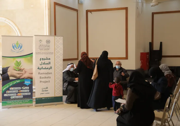 « Mois béni par l’aide et le soutien » Des coupons alimentaires de Ramadan pour les réfugiés syriens en Jordanie Une des initiatives de la LIM durant le mois de Ramadan: