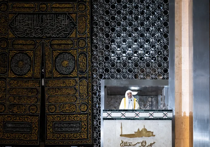 Cheikh Alissa prononce le sermon du vendredi et dirige la prière à la grande mosquée d’Istiqlal, dans la capitale indonésienne Jakarta.