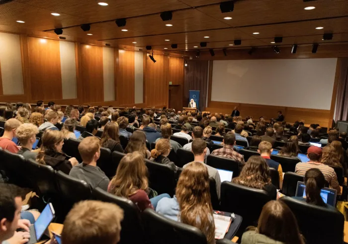 Le D.Mohammad Alissa lors de la conférence à l’université de Utah : « La Ligue a pour vocation de lever les obstacles aux relations positives entre les adeptes des religions, des cultures qui empêchent d’œuvrer en fonction des valeurs humaines communes ».