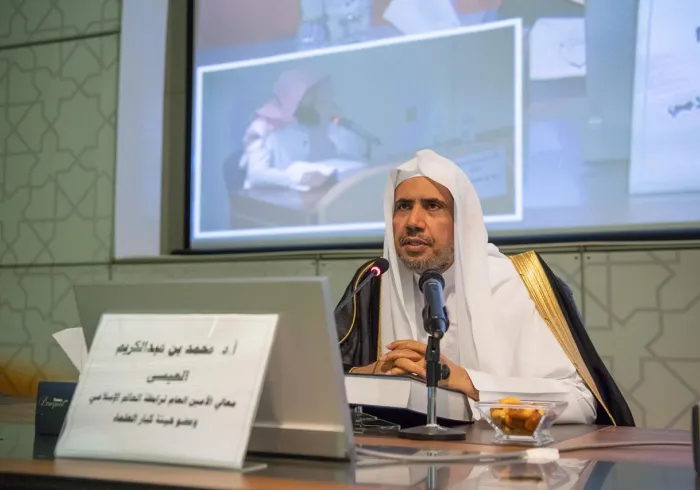 د.العيسى خلال مناقشته الرسالة.