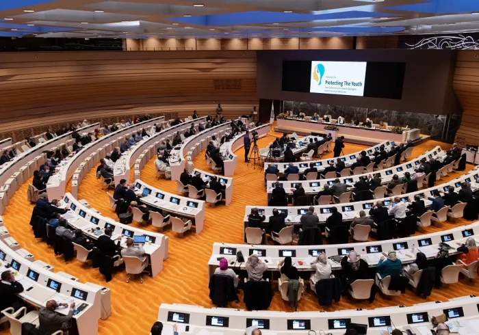 ڈاکٹر محمد العیسی اقوام متحدہ کے صدرمقام جنیوا میں"نوجوانوں کا انتہاپسندی،متشدد نظریات اورانہیں متحرک کرنے کے طریقہ کار سے تحفظ کے لئے اقدامات"کا افتتاح کررہےہیں۔