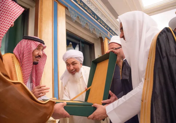 خادم حرمین شریفین  مکہ مکرمہ دستاویز وصول کرتے ہوئے