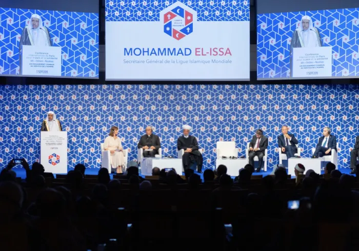 Avec près de 40 pays représentés la Ligue Islamique Mondiale a organisé en collaboration avec la Fondation de l’Islam de France un congrès à Paris où se sont réunis pour la première fois des responsables religieux musulmans chrétiens juifs de toutes les confessions.